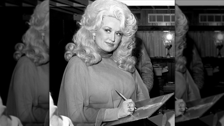 Dolly Parton signant un disque