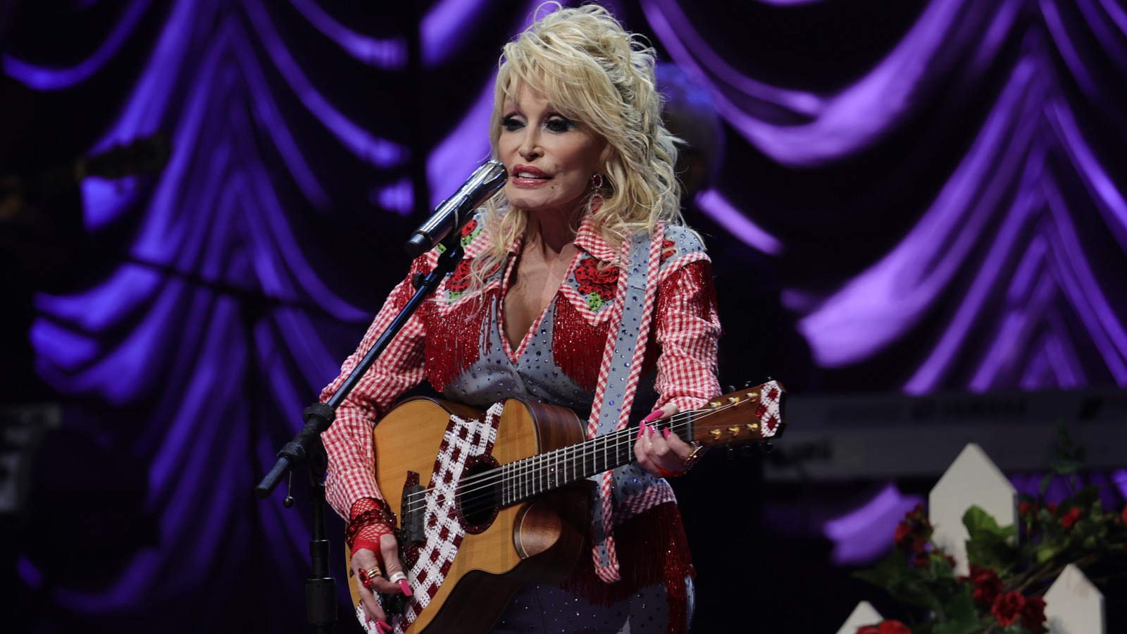 10 manucures Dolly Parton qui prouvent qu'elle était la reine des ongles tendance