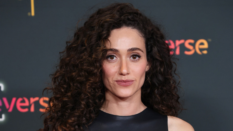 Emmy Rossum sourit sur le tapis rouge en 2026