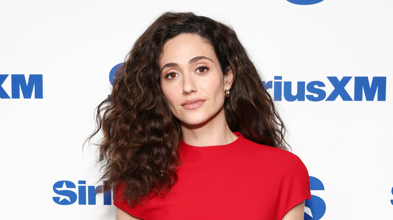 Emmy Rossum sourit sur le tapis rouge en 2026