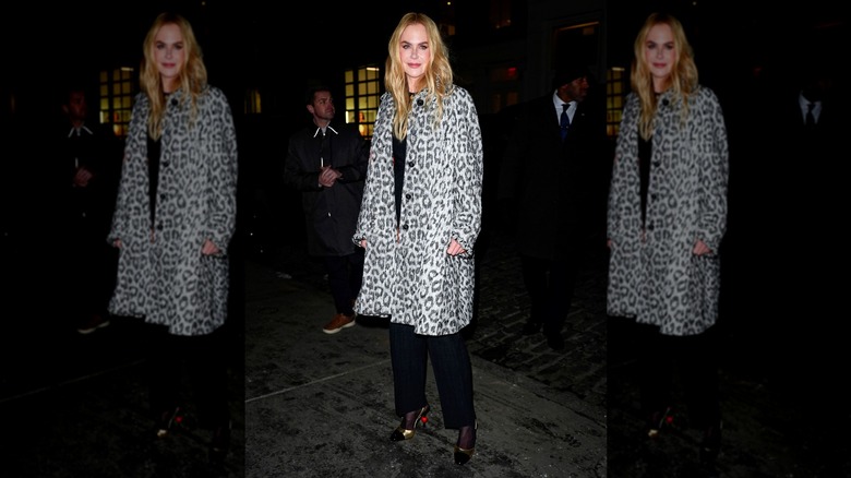 Nicole Kidman s'arrêtant pour une photo alors qu'elle portait un long manteau à imprimé léopard sur une tenue noire