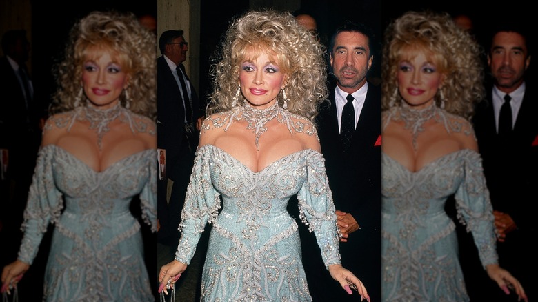 Dolly Parton sur le tapis rouge dans une robe bleu glacier
