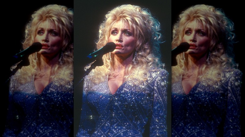 Dolly Parton sur scène dans un haut corset bleu scintillant