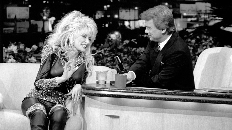 Une photo en noir et blanc de Dolly Parton au Pat Sajak Show