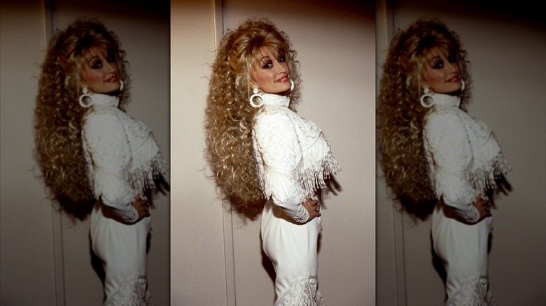 Dolly Parton posant dans une robe blanche à franges