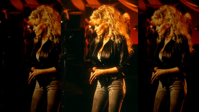 Dolly Parton se produit dans une veste en cuir et un jean