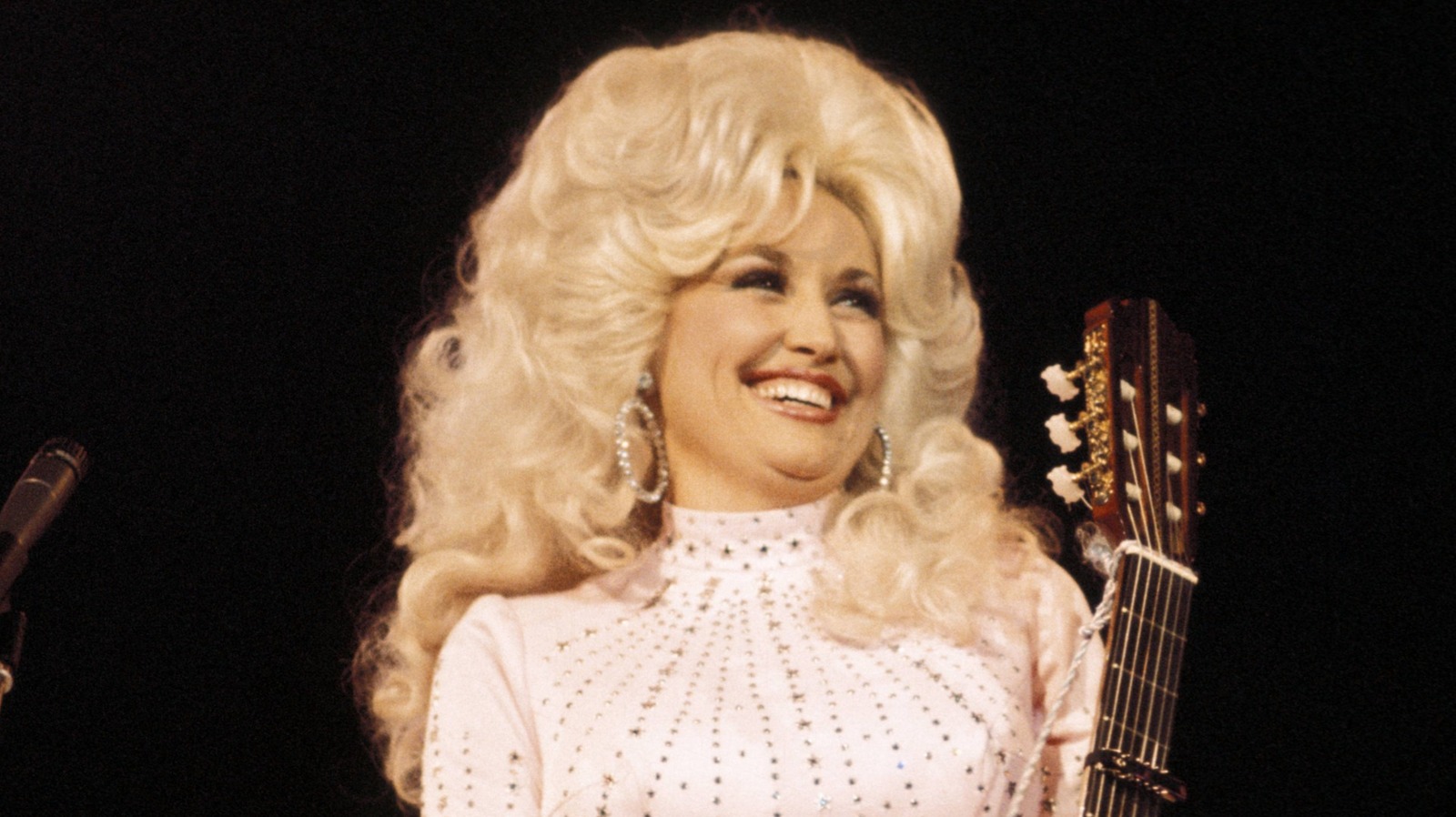 1989 était l'année où Dolly Parton avait les cheveux les plus gros et ces photos le prouvent haut la main
