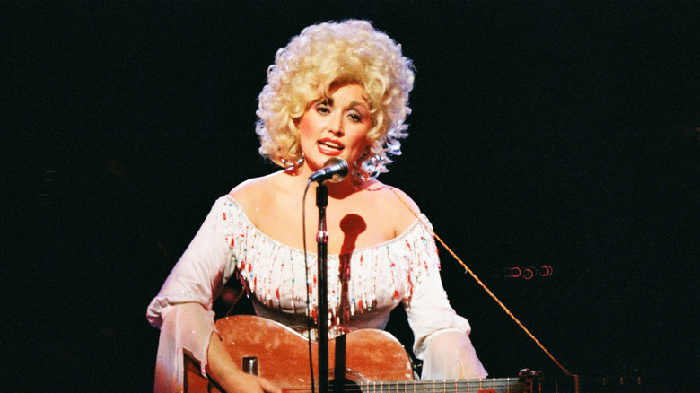 Dolly Parton se produisant sur scène au Dominion Theatre en 1983