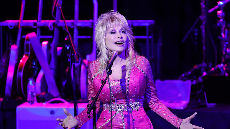 Dolly Parton se produit au concert Kiss Breast Cancer Goodbye 2021 au CMA Theatre du Country Music Hall of Fame and Museum le 24 octobre 2021
