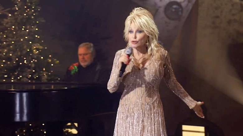 Dolly Parton se produit lors de l'événement Billboard Women In Music 2020