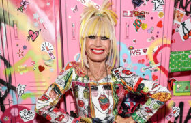 Betsey Johnson, 84 ans, est la preuve qu'il n'y a pas de limite d'âge pour s'amuser avec la mode