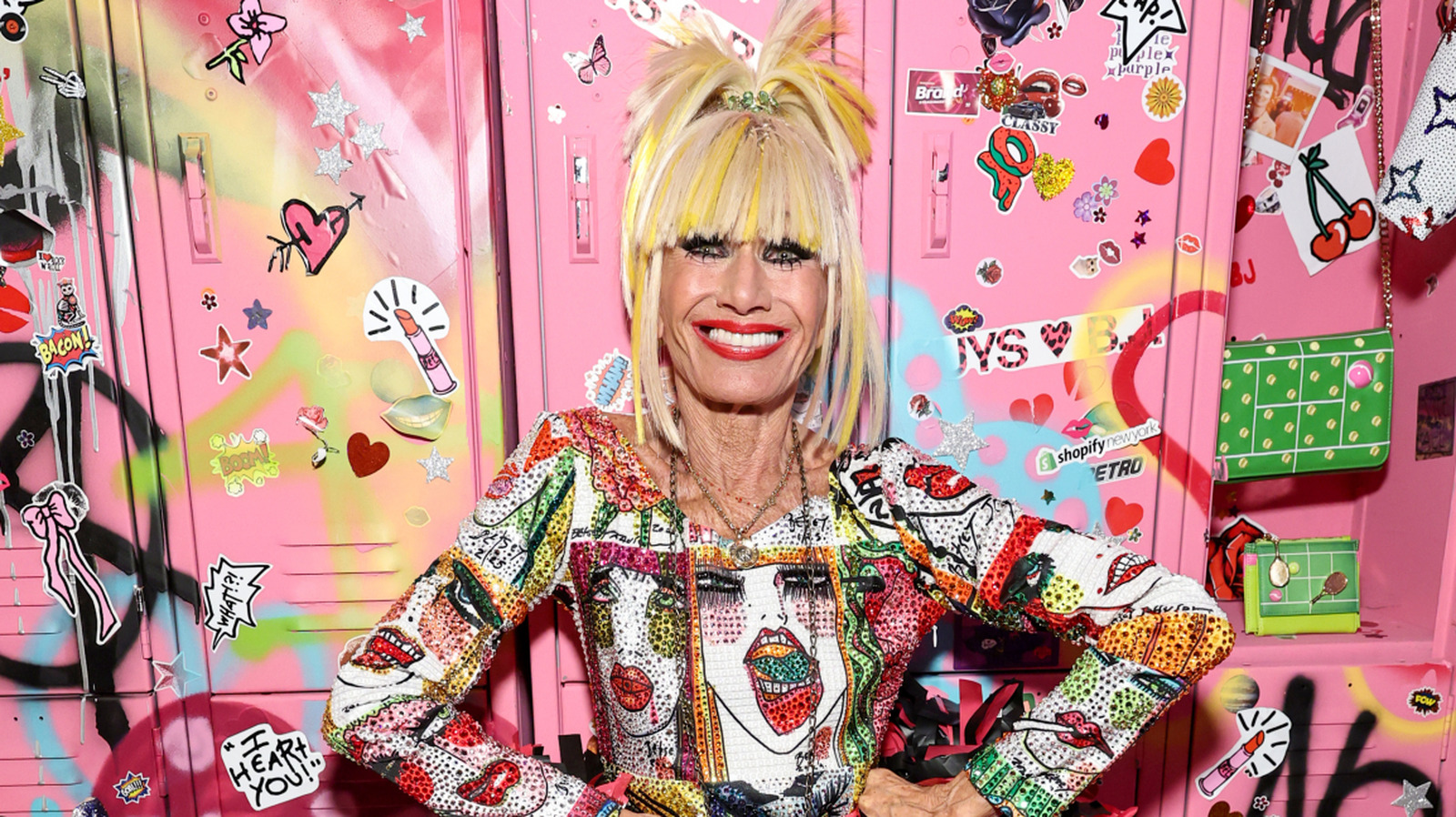 Betsey Johnson, 84 ans, est la preuve qu'il n'y a pas de limite d'âge pour s'amuser avec la mode