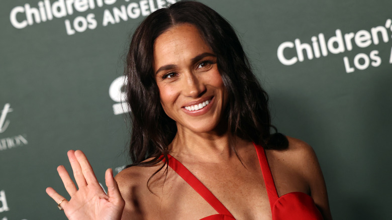 Meghan Markle sourit sur le tapis rouge en 2024