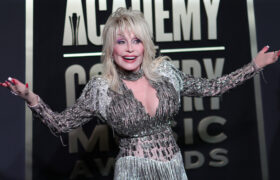 Dolly Parton a réécrit les règles de la mode pour les femmes plus âgées et ne s'est pas excusée pour un seul sequin
