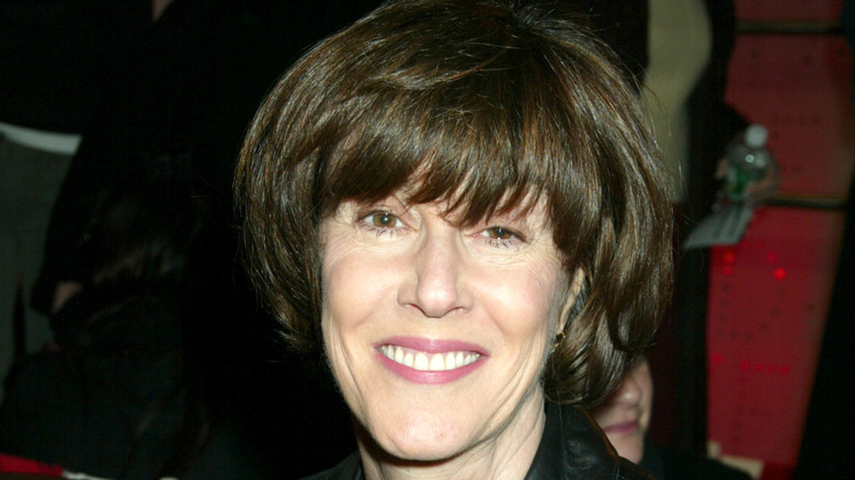 Nora Ephron dans une veste en cuir noire lors d'un événement