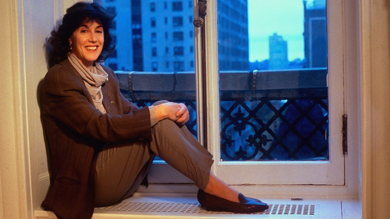 Nora Ephron assise sur le rebord de sa fenêtre à New York