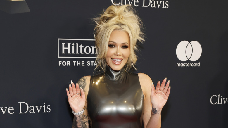 Bunnie Xo sur le tapis rouge avec un chignon