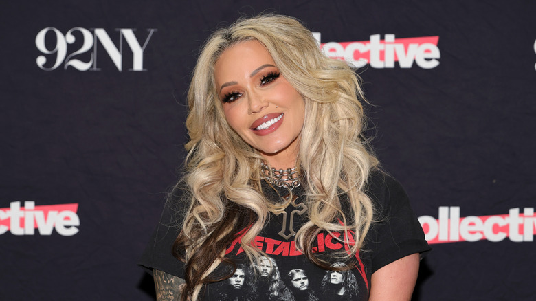 Bunnie Xo sur le tapis rouge dans un t-shirt graphique et les cheveux détachés