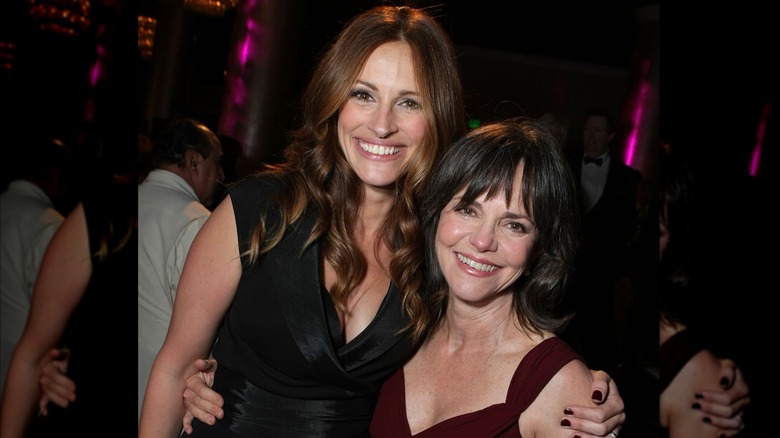 Julia Roberts et Sally Field souriantes