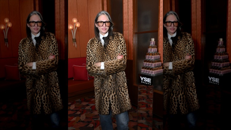 Jenna Lyons pose les bras croisés portant une veste à imprimé léopard