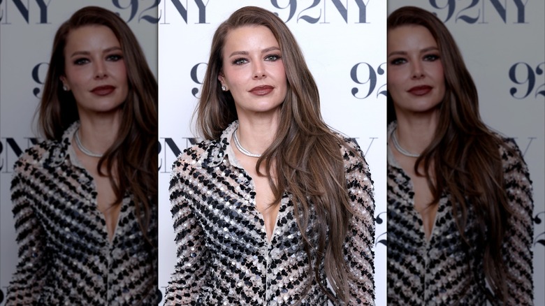 Ariana Madix posant sur le tapis rouge avec des cheveux longs avec du volume et une texture naturelle