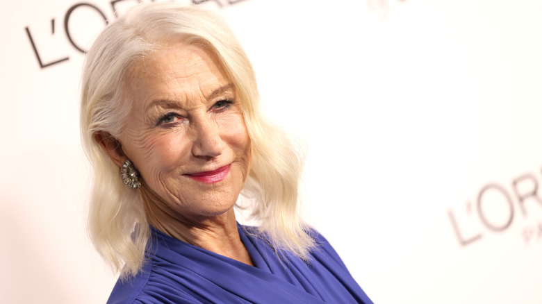 Helen Mirren sourit sur le tapis rouge en 2023