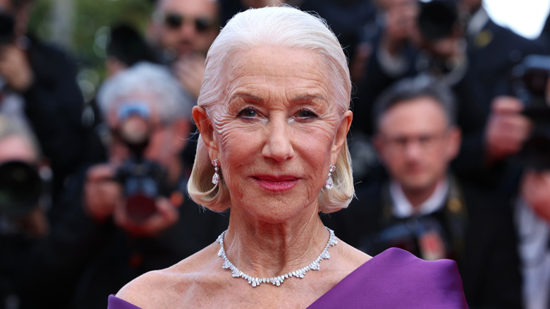 Helen Mirren sourit sur le tapis rouge en 2024