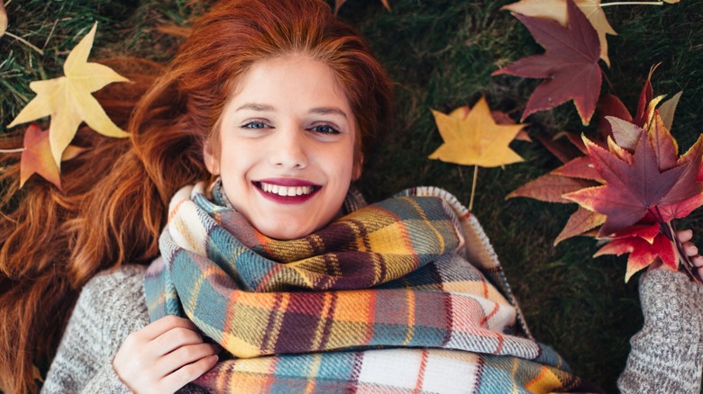 Une femme allongée dans l'herbe