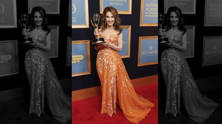Susan Lucci souriante sur le tapis rouge en 2023
