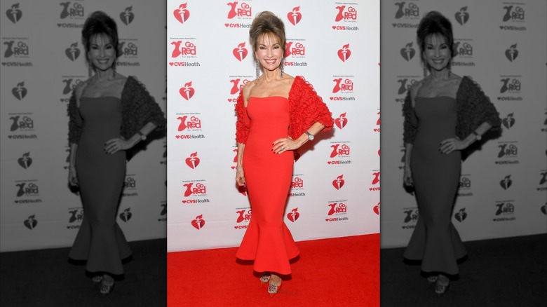 Susan Lucci souriante sur le tapis rouge en 2020