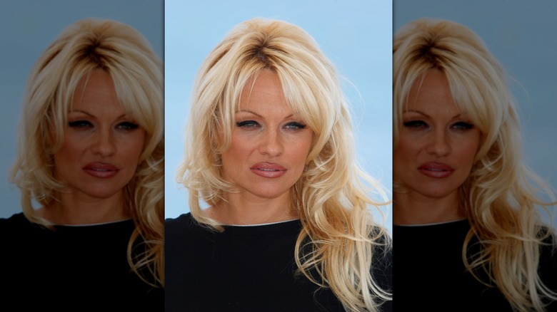 Pamela Anderson pose avec un eye-liner foncé et un crayon à lèvres marron