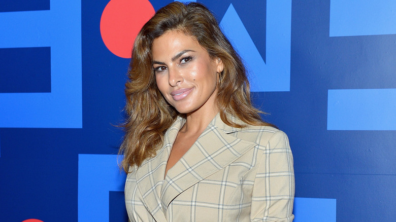 Eva Mendes sourit sur le tapis rouge en 2018