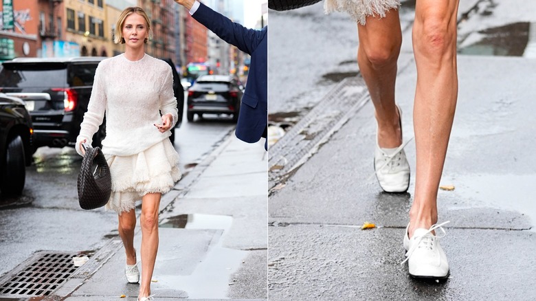 Charlize Theron se promène avec un pull en maille, une jupe et des escarpins blancs.