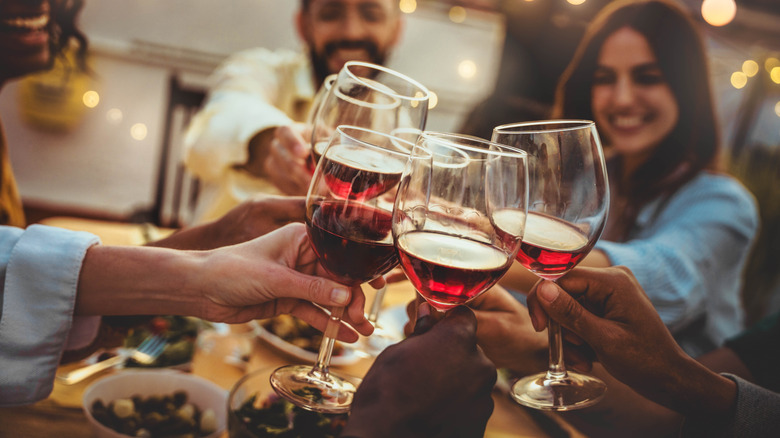 Gens trinquant avec des verres à vin