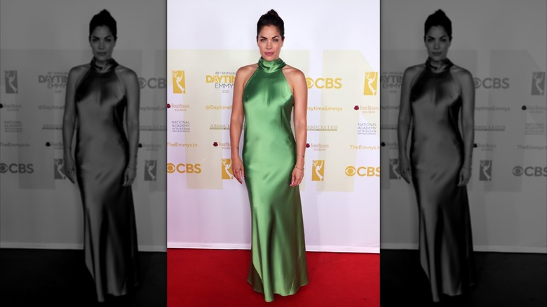 Kelly Thiebaud pose sur le tapis rouge en 2021