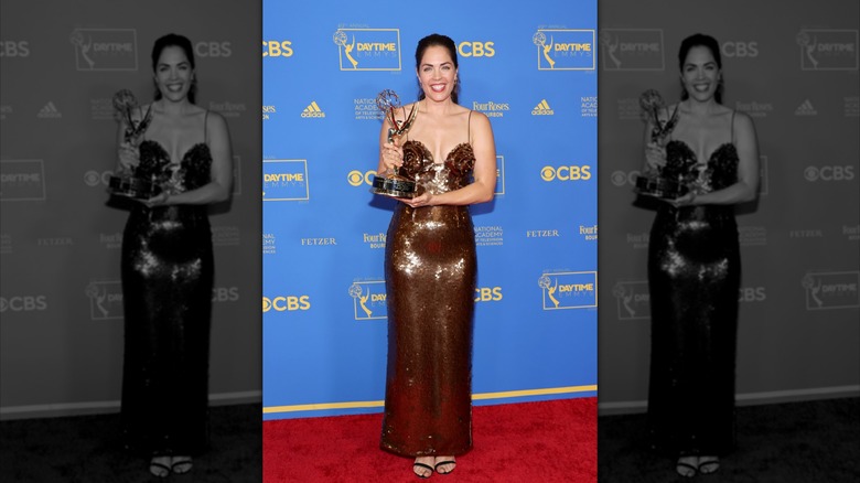 Kelly Thiebaud sourit sur le tapis rouge en 2022 avec son prix