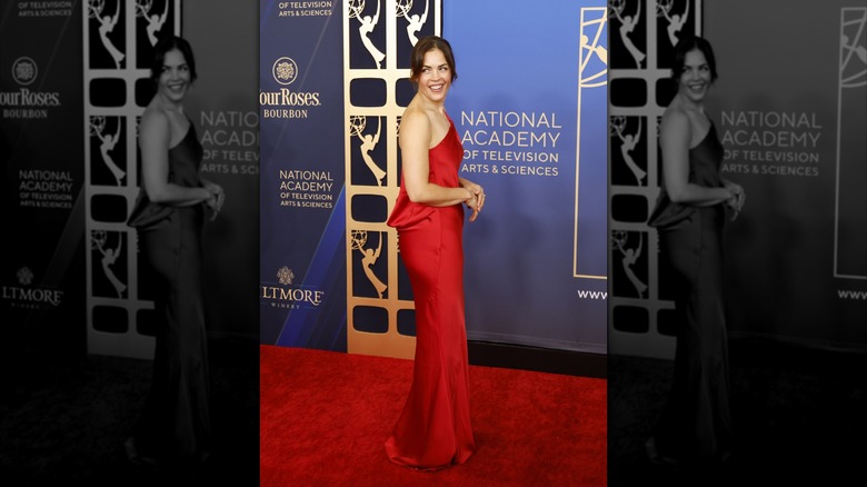 Kelly Thiebaud pose sur le tapis rouge en 2025