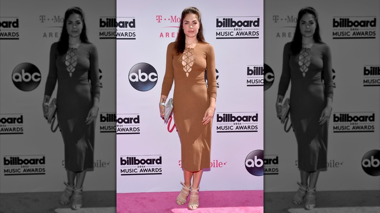 Kelly Thiebaud sourit sur le tapis rouge en 2016