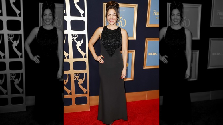 Kelly Thiebaud sourit sur le tapis rouge en 2023