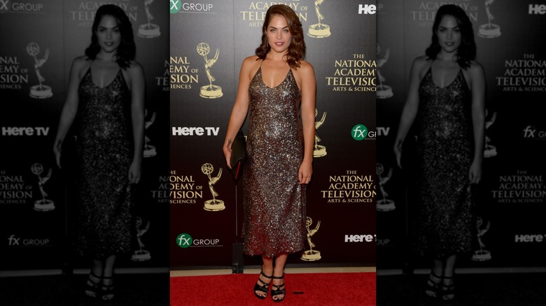 Kelly Thiebaud sourit sur le tapis rouge en 2014