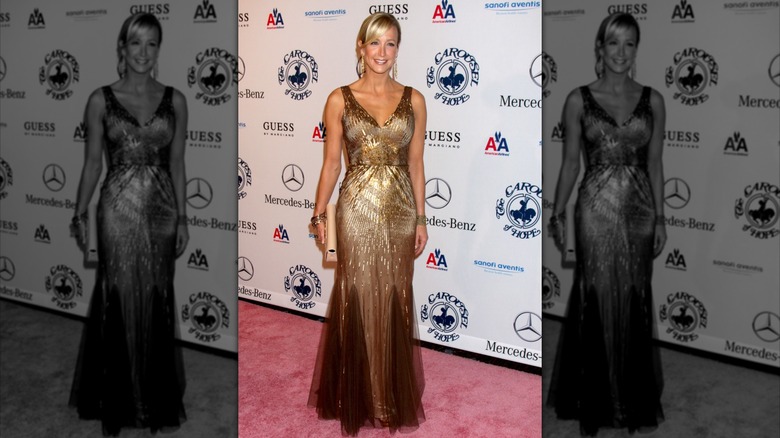 Lara Spencer sourit sur le tapis rouge en 2010
