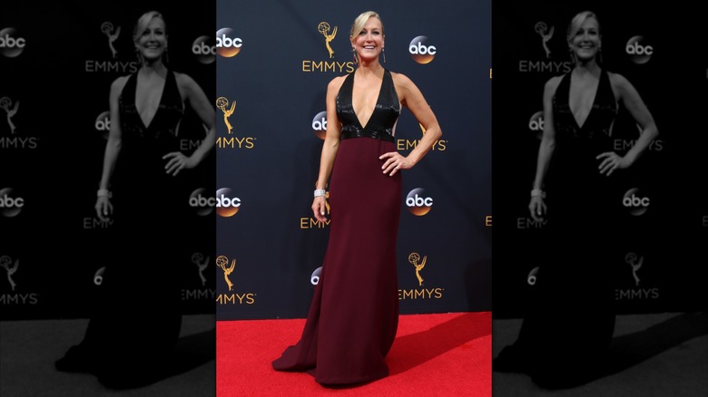 Lara Spencer sourit aux Primetime Emmys 2016