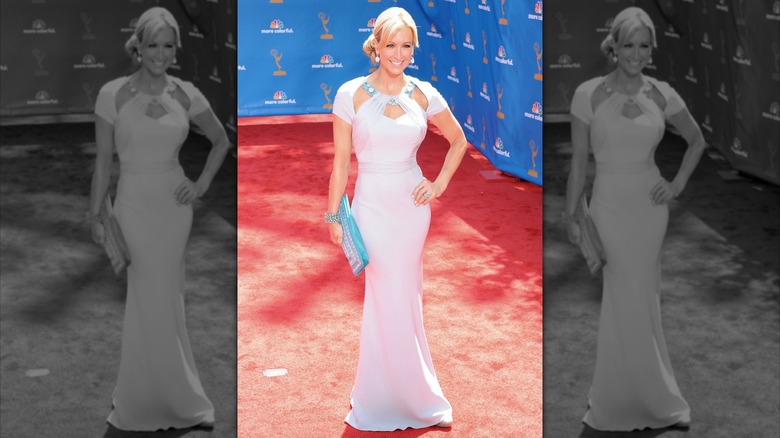 Lara Spencer sourit sur le tapis rouge en 2010