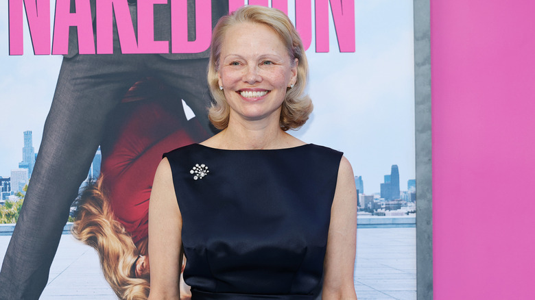 Pamela Anderson souriante sur le tapis rouge en 2025