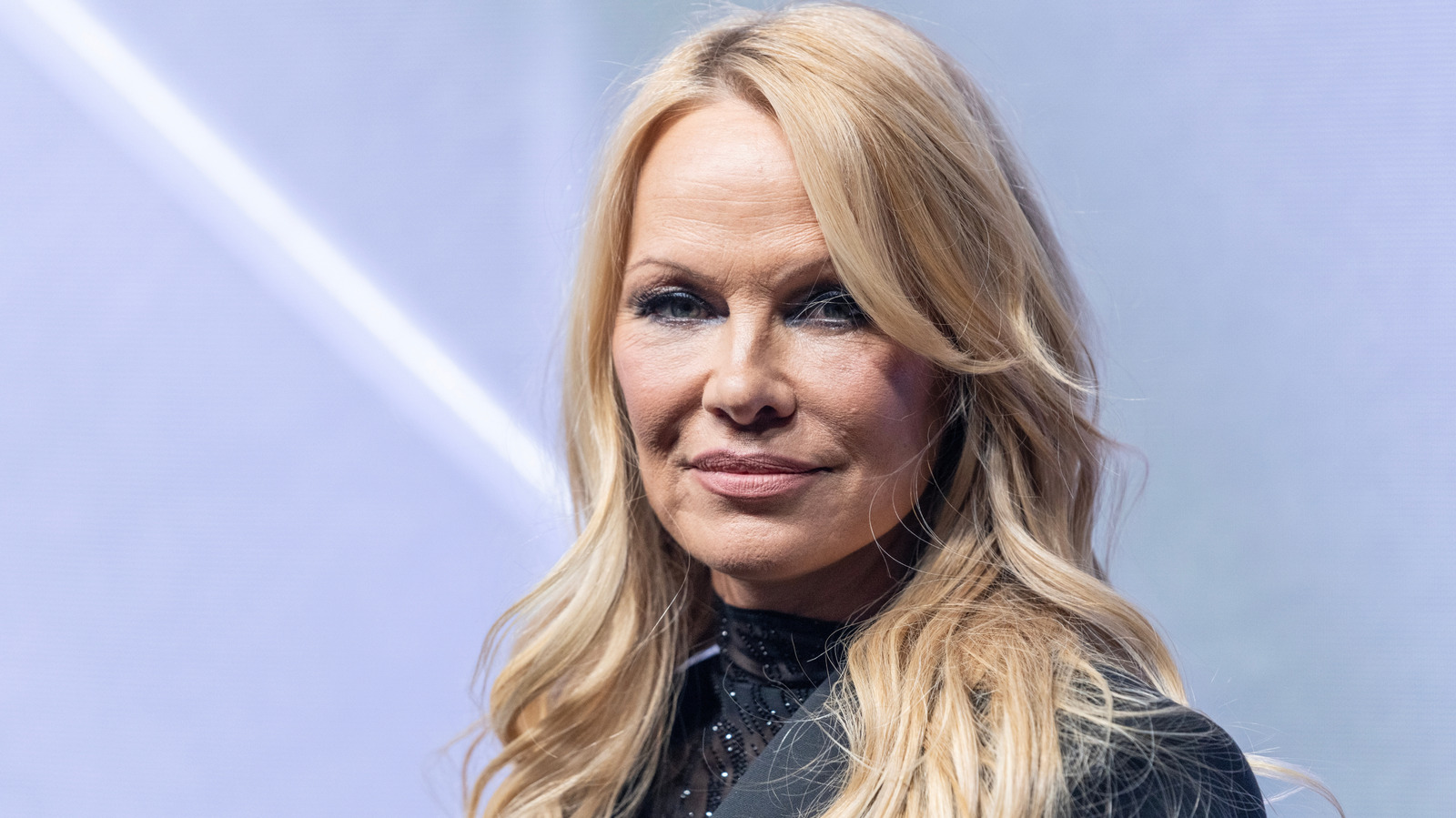 Pamela Anderson, fille glamour des années 90, vit selon une règle de beauté inattendue ces jours-ci