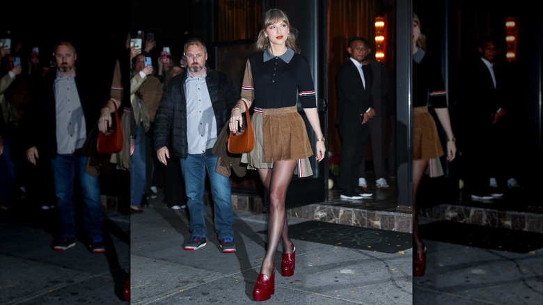Taylor Swift marchant dans la rue avec des chaussures rouges à plateforme