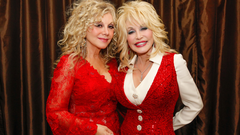 Stella et Dolly Parton photographiées souriant ensemble en 2014