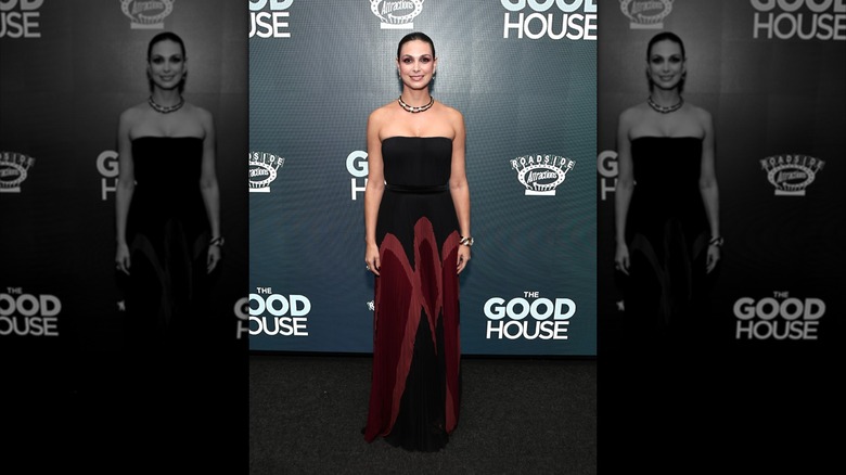 Morena Baccarin sourit sur le tapis rouge en 2022