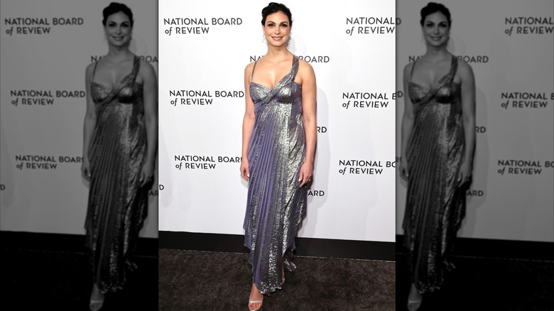 Morena Baccarin sourit sur le tapis rouge en 2022
