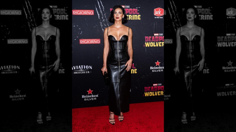 Morena Baccarin sourit sur le tapis rouge en 2024